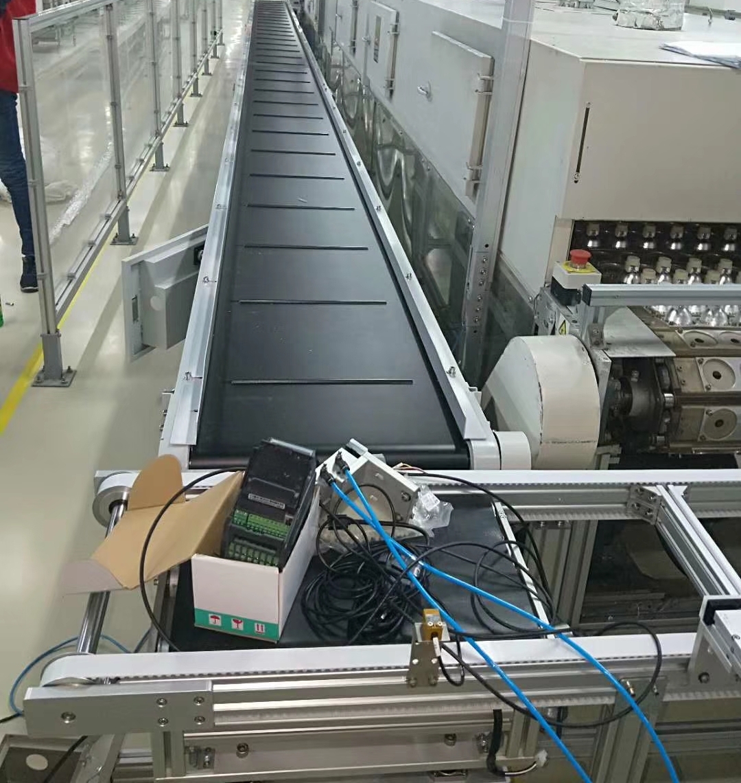 安裝中的皮帶輸送機(jī).jpg 安裝中的皮帶輸送機(jī).jpg